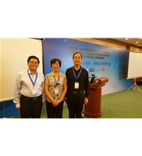 劉總和中洗協(xié)鄭舞虹理事長（中）、日光郭繼東董事長（左）合影